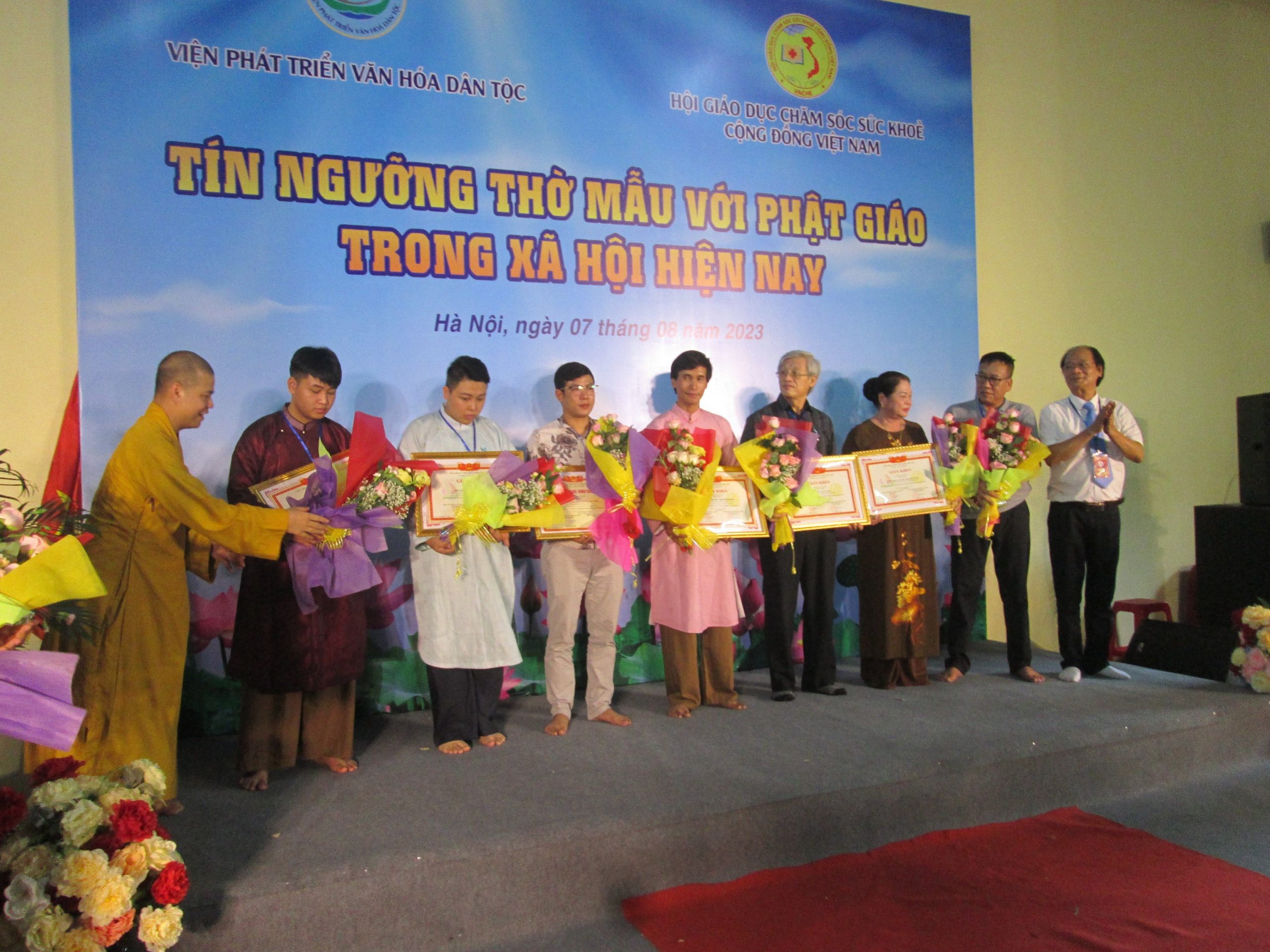 Ban tổ chức Diễn đàn trao tặng giấy khen cho các nghệ nhân.