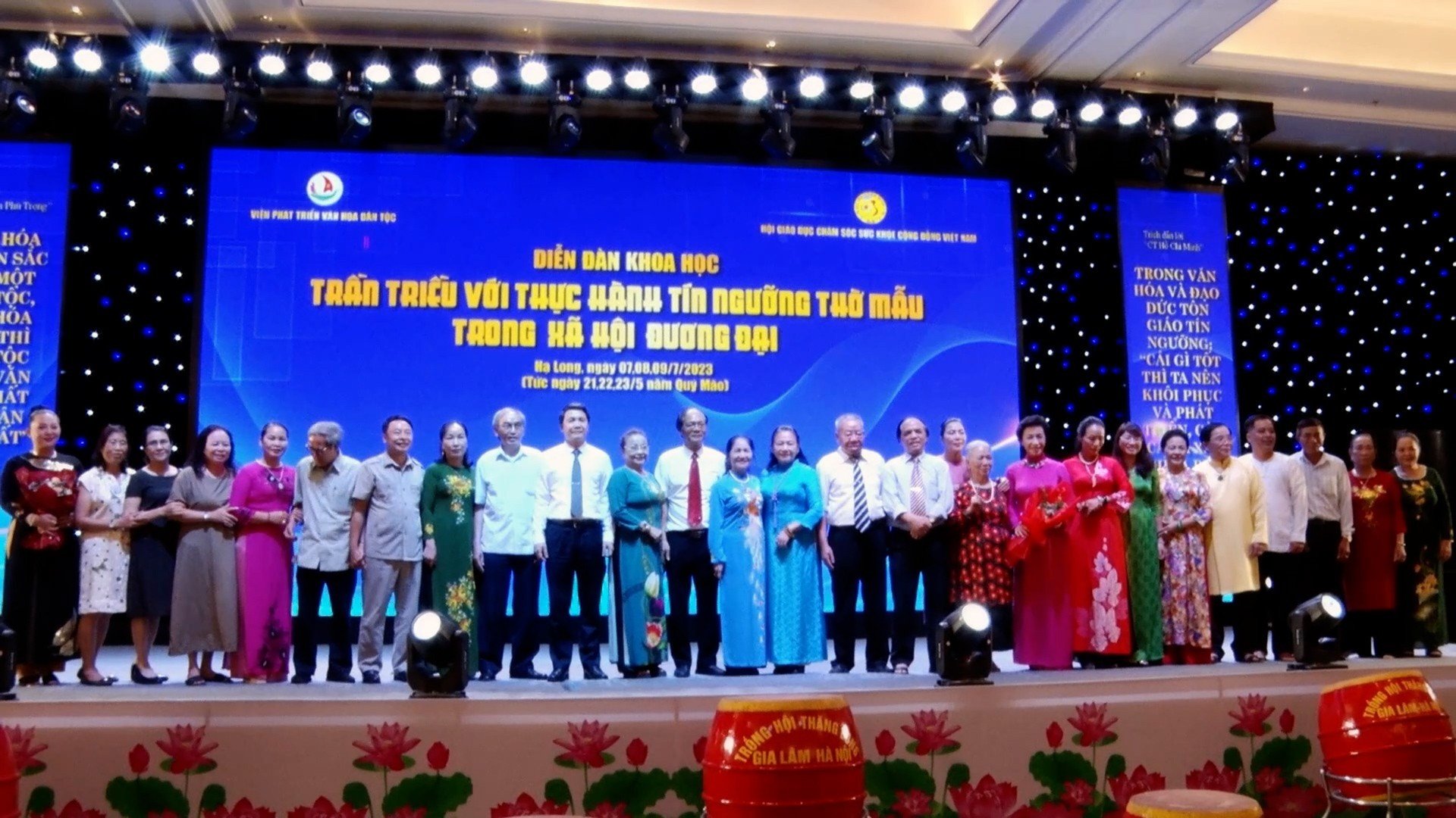 Các đại biểu chụp ảnh lưu niệm.