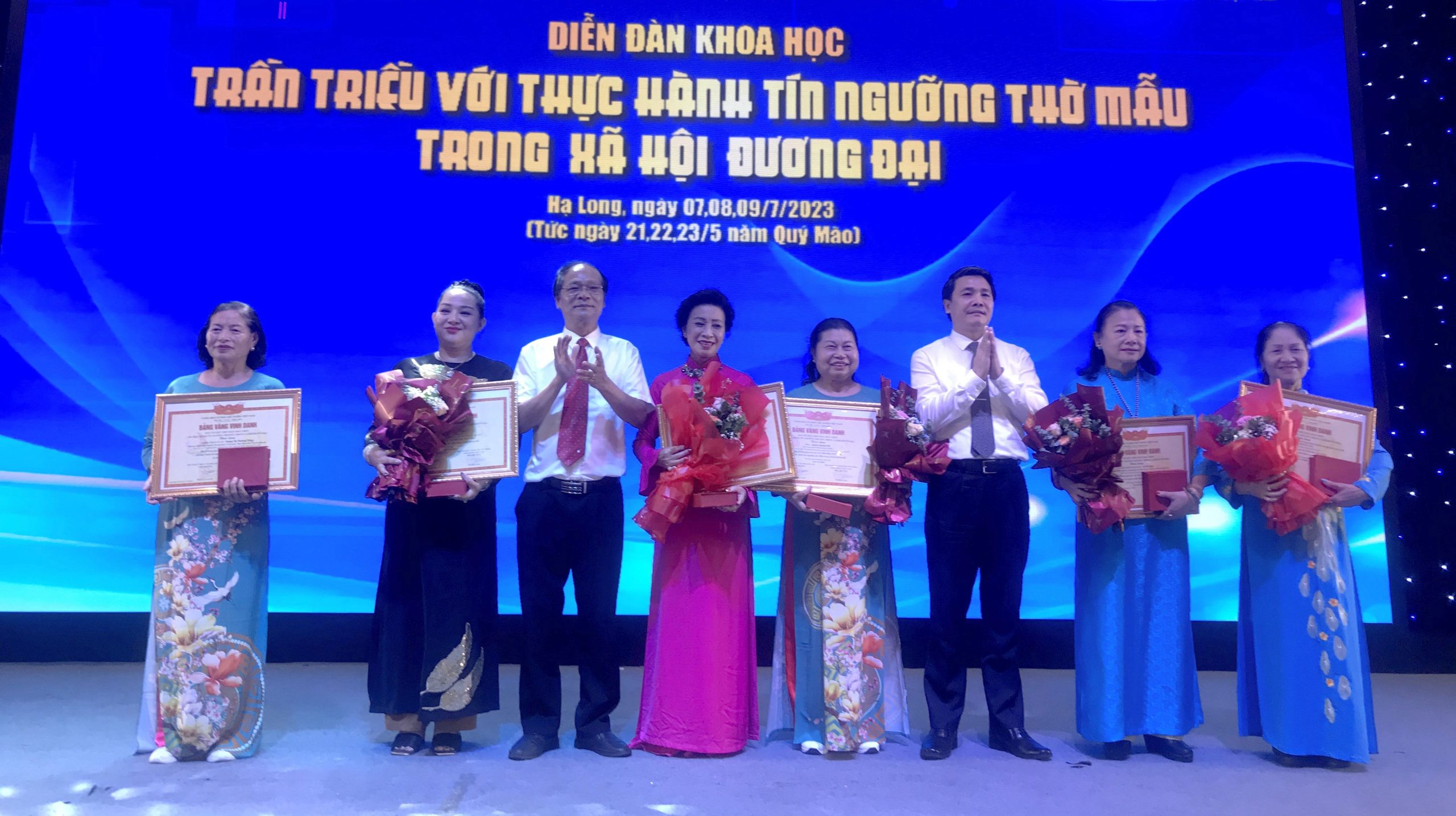 Ban tổ chức trao tặng Bảng vàng vinh danh các nghệ nhân.